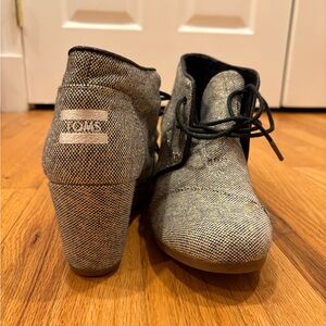 Toms desert wedge gold metallic ankle booties - size 9